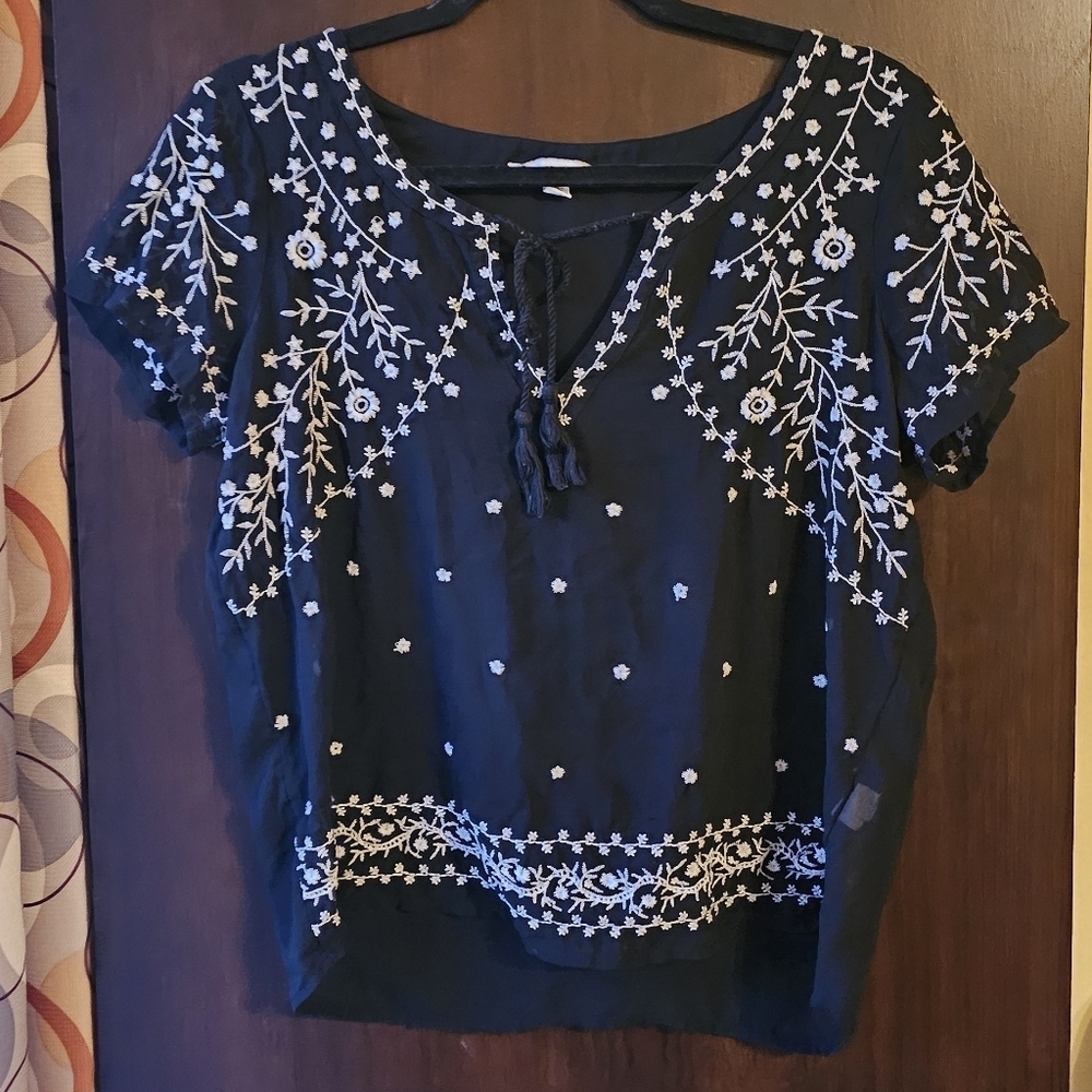 American Eagle Outfitters Black Blouse with White Design Size Medium